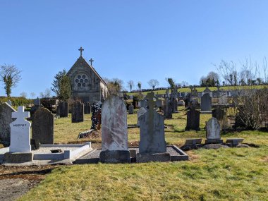 En Kutsanmış Üçlü Kilise Mezarlığı, Moone, Kildare, İrlanda