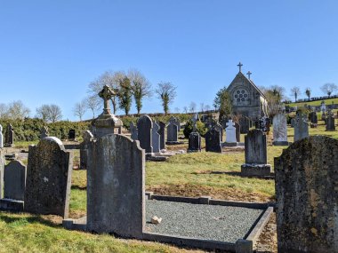 En Kutsanmış Üçlü Kilise Mezarlığı, Moone, Kildare, İrlanda