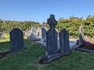 En Kutsanmış Üçlü Kilise Mezarlığı, Moone, Kildare, İrlanda