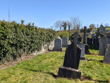 En Kutsanmış Üçlü Kilise Mezarlığı, Moone, Kildare, İrlanda