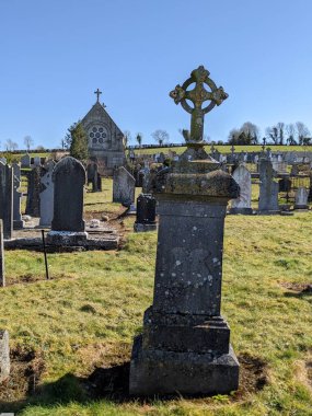 En Kutsanmış Üçlü Kilise Mezarlığı, Moone, Kildare, İrlanda