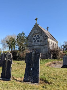 En Kutsanmış Üçlü Kilise Mezarlığı, Moone, Kildare, İrlanda