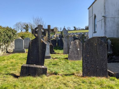 En Kutsanmış Üçlü Kilise Mezarlığı, Moone, Kildare, İrlanda