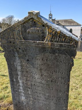 En Kutsanmış Üçlü Kilise Mezarlığı, Moone, Kildare, İrlanda