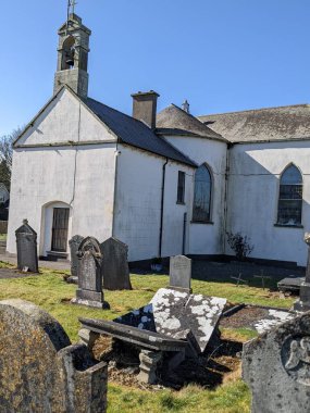 En Kutsanmış Üçlü Kilise Mezarlığı, Moone, Kildare, İrlanda