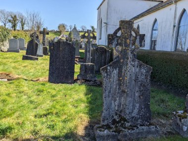 En Kutsanmış Üçlü Kilise Mezarlığı, Moone, Kildare, İrlanda