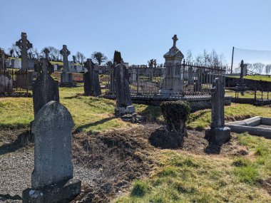 En Kutsanmış Üçlü Kilise Mezarlığı, Moone, Kildare, İrlanda