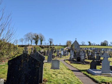 En Kutsanmış Üçlü Kilise Mezarlığı, Moone, Kildare, İrlanda