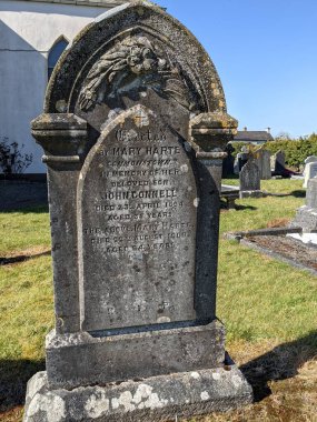En Kutsanmış Üçlü Kilise Mezarlığı, Moone, Kildare, İrlanda