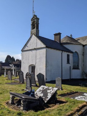 En Kutsanmış Üçlü Kilise Mezarlığı, Moone, Kildare, İrlanda
