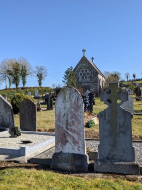 En Kutsanmış Üçlü Kilise Mezarlığı, Moone, Kildare, İrlanda