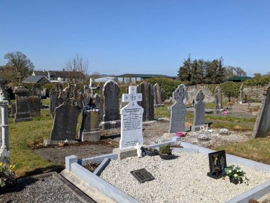 En Kutsanmış Üçlü Kilise Mezarlığı, Moone, Kildare, İrlanda