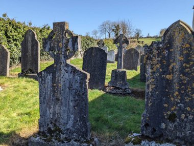 En Kutsanmış Üçlü Kilise Mezarlığı, Moone, Kildare, İrlanda
