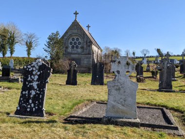 En Kutsanmış Üçlü Kilise Mezarlığı, Moone, Kildare, İrlanda