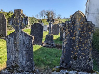 En Kutsanmış Üçlü Kilise Mezarlığı, Moone, Kildare, İrlanda