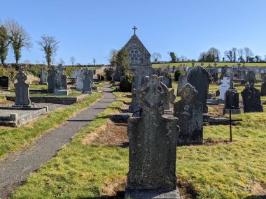 En Kutsanmış Üçlü Kilise Mezarlığı, Moone, Kildare, İrlanda