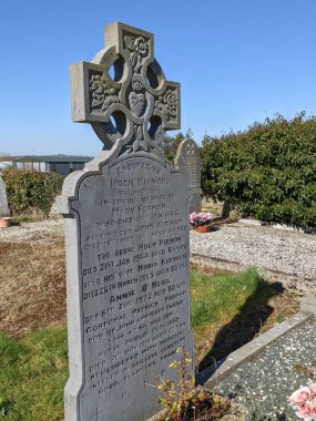 En Kutsanmış Üçlü Kilise Mezarlığı, Moone, Kildare, İrlanda