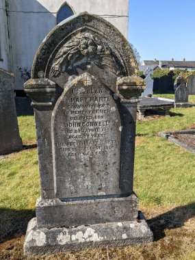 En Kutsanmış Üçlü Kilise Mezarlığı, Moone, Kildare, İrlanda