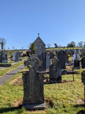En Kutsanmış Üçlü Kilise Mezarlığı, Moone, Kildare, İrlanda