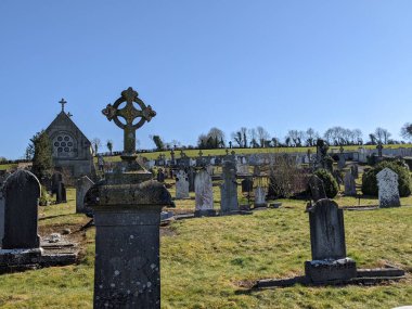 En Kutsanmış Üçlü Kilise Mezarlığı, Moone, Kildare, İrlanda