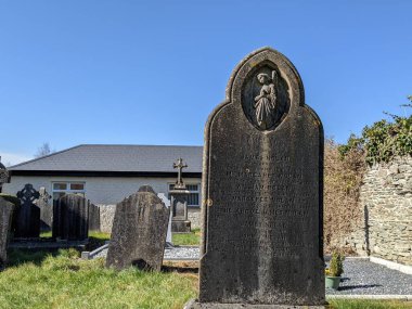 En Kutsanmış Üçlü Kilise Mezarlığı, Moone, Kildare, İrlanda