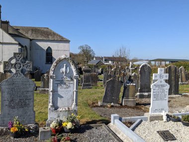 En Kutsanmış Üçlü Kilise Mezarlığı, Moone, Kildare, İrlanda