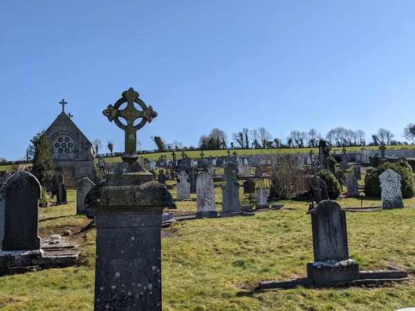 En Kutsanmış Üçlü Kilise Mezarlığı, Moone, Kildare, İrlanda