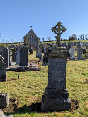 En Kutsanmış Üçlü Kilise Mezarlığı, Moone, Kildare, İrlanda