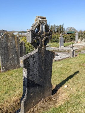 En Kutsanmış Üçlü Kilise Mezarlığı, Moone, Kildare, İrlanda