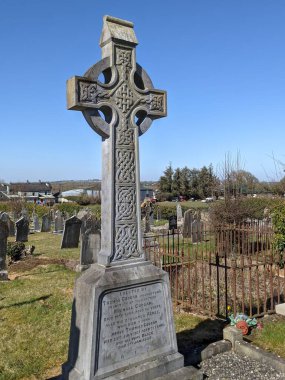 En Kutsanmış Üçlü Kilise Mezarlığı, Moone, Kildare, İrlanda