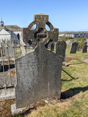 En Kutsanmış Üçlü Kilise Mezarlığı, Moone, Kildare, İrlanda