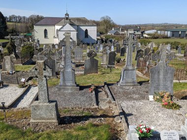 En Kutsanmış Üçlü Kilise Mezarlığı, Moone, Kildare, İrlanda