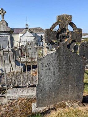 En Kutsanmış Üçlü Kilise Mezarlığı, Moone, Kildare, İrlanda
