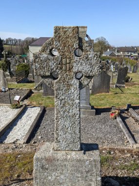 En Kutsanmış Üçlü Kilise Mezarlığı, Moone, Kildare, İrlanda