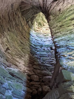 Killelan Güçlendirilmiş Kilisesi 'nin iç manzarası, Kildare