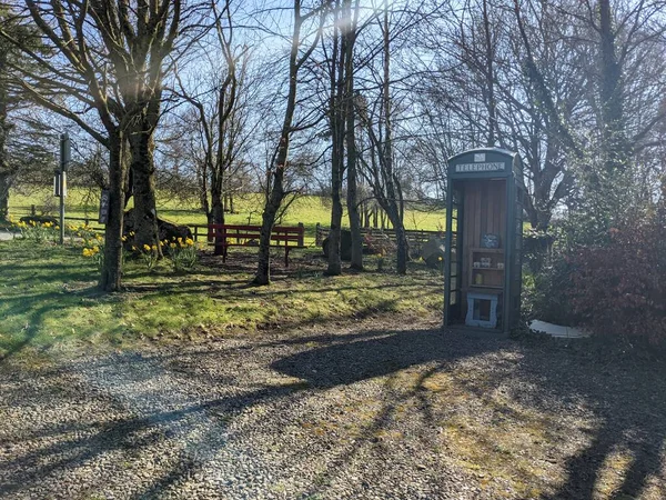 爱尔兰Kildare公园的老式电话亭 — 图库照片