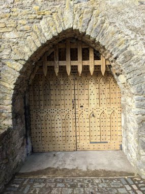 Eski kale kapısını kapatın. 