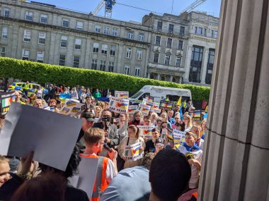 Dublin, İrlanda - 8 Mayıs 2022: Rus istilasına karşı protesto.