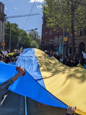 Dublin, İrlanda - 8 Mayıs 2022: Rus istilasına karşı protesto.