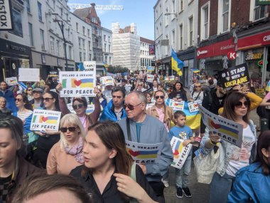 Dublin, İrlanda - 8 Mayıs 2022: Rus istilasına karşı protesto.