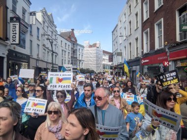 Dublin, İrlanda - 8 Mayıs 2022: Rus istilasına karşı protesto.