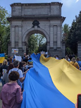 Dublin, İrlanda - 8 Mayıs 2022: Rus istilasına karşı protesto.
