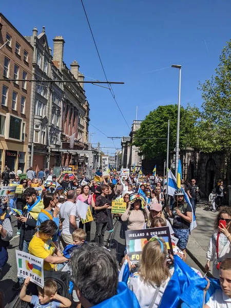Dublin, İrlanda - 8 Mayıs 2022: Rus istilasına karşı protesto.