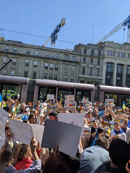 Dublin, İrlanda - 8 Mayıs 2022: Rus istilasına karşı protesto.