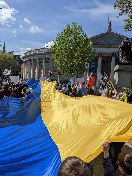 Dublin, İrlanda - 8 Mayıs 2022: Rus istilasına karşı protesto.