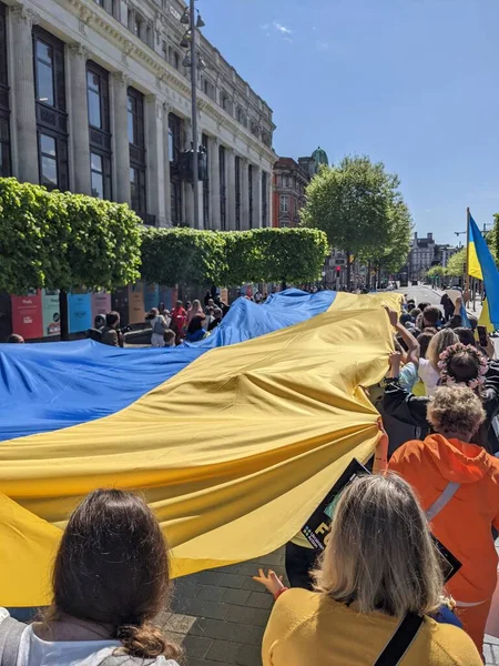 Dublin, İrlanda - 8 Mayıs 2022: Rus istilasına karşı protesto.