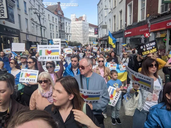 Dublin, İrlanda - 8 Mayıs 2022: Rus istilasına karşı protesto.