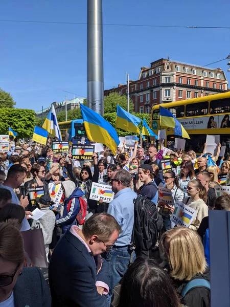 Dublin, İrlanda - 8 Mayıs 2022: Rus istilasına karşı protesto.