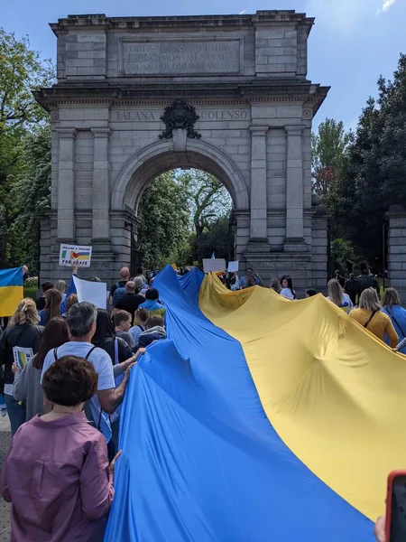 Dublin, İrlanda - 8 Mayıs 2022: Rus istilasına karşı protesto.