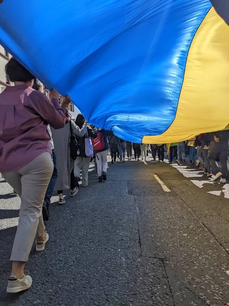 Dublin, İrlanda - 8 Mayıs 2022: Rus istilasına karşı protesto.